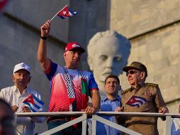 Raúl Castro (d) observa el desfile del Primero de Mayo acompañado por el presidente de Cuba, Miguel Díaz-Canel (2i) y su nieto, Raúl Guillermo Rodríguez Castro (c), en la Plaza de la Revolución. AP/ARCHIVO