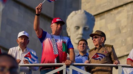 Raúl Castro (d) observa el desfile del Primero de Mayo acompañado por el presidente de Cuba, Miguel Díaz-Canel (2i) y su nieto, Raúl Guillermo Rodríguez Castro (c), en la Plaza de la Revolución. AP/ARCHIVO