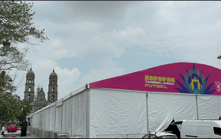 Toldo que cubre casi en su totalidad la zona de la explanada frente a la Basílica de Zapopan en la que estará puesta una pantalla gigante. EL INFORMADOR / L. ASCANIO