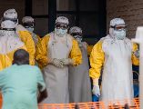 Personal médico se prepara para su turno en el centro de tratamiento de Mongbwalu, en la República Democrática del Congo. AP/M. Sawasawa