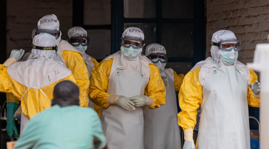 Personal médico se prepara para su turno en el centro de tratamiento de Mongbwalu, en la República Democrática del Congo. AP/M. Sawasawa