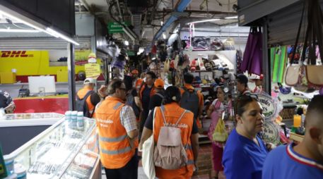 Personal de la Coordinación General de Cuidamos Guadalajara ha realizado recorridos permanentes en los negocios para brindar información sobre los trabajos. CORTESÍA