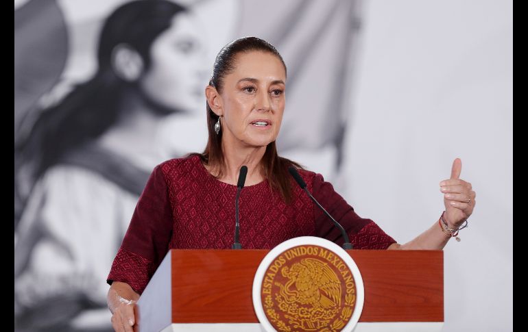 La Presidenta Claudia Sheinbaum celebró al magisterio nacional que trabaja en escuelas públicas de todo México. EFE/I. Esquivel
