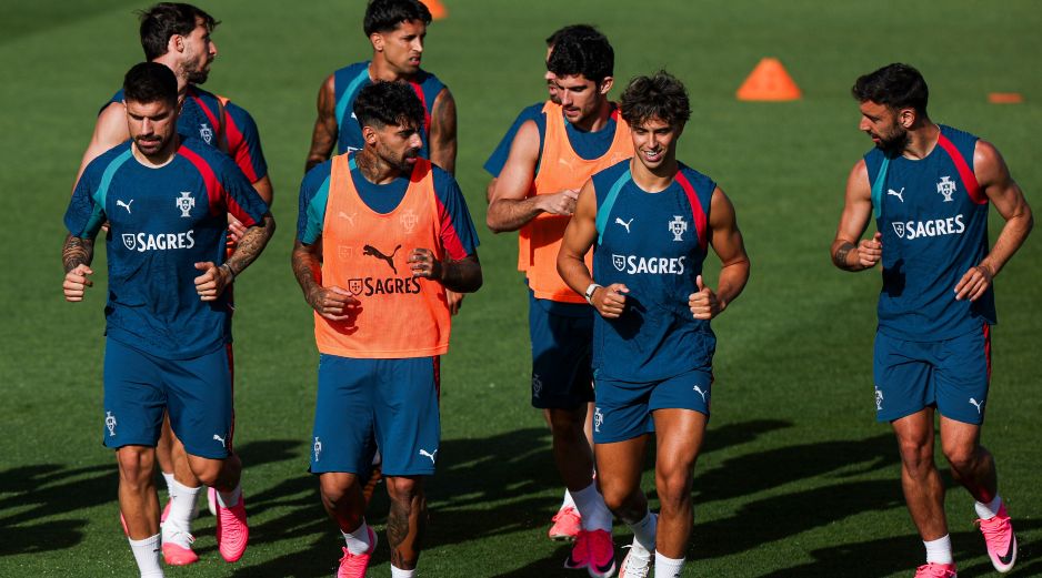 Jugadores de Portugal en el entrenamiento previo al juego contra Chile. EFE/J. Sena