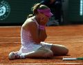 Tras concretar la victoria, Andreeva cayó de rodillas sobre la tierra batida de Roland Garros para celebrar el momento más importante de su carrera. EFE / M. Badra