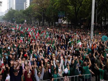La Ola Más Grande del Mundo reunió a miles de asistentes y figuras públicas en una celebración rumbo al Mundial 2026. SUN / H. Salvador