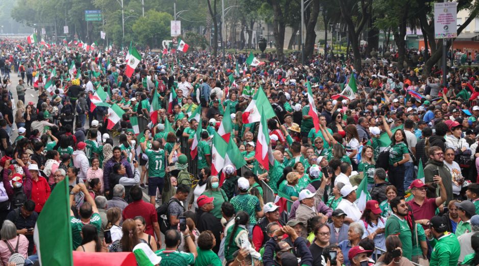 Entre mojigangas, bailarines folclóricos y hasta luchadores, los mexicanos se pusieron a bailar luego de romper un Récord Guinness. EFE/M. Hartz