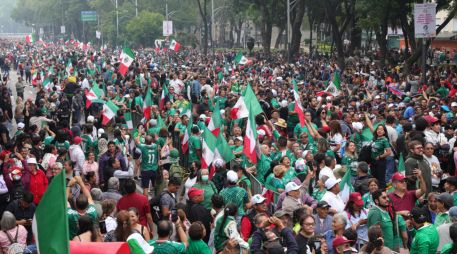 Entre mojigangas, bailarines folclóricos y hasta luchadores, los mexicanos se pusieron a bailar luego de romper un Récord Guinness. EFE/M. Hartz