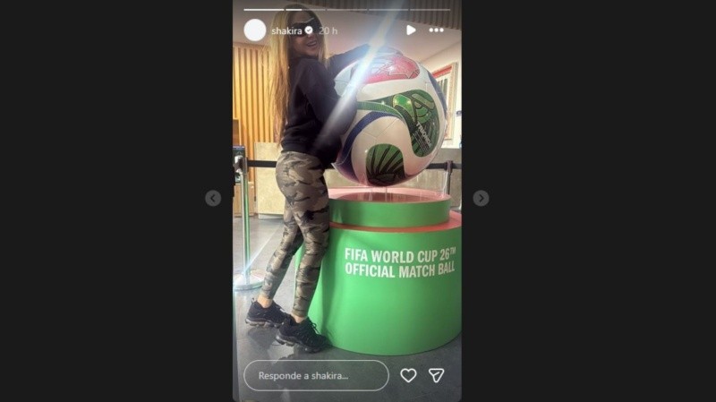 Shakira también posteó una foto de sí misma abrazando un enorme balón. INSTAGRAM/shakira&nbsp;