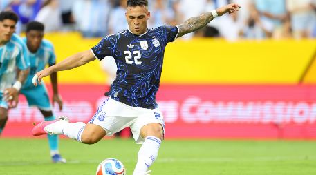 Lautaro Martínez. El atacante del Inter de Milán abrió la cuenta para los argentinos desde los once pasos. EFE/C. Ramírez