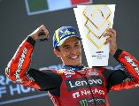Marc Márquez logró su victoria número 100 en Grandes Premios tras imponerse a Pedro Acosta en un emocionante duelo en Hungría. EFE/ Z. Czegledi.
