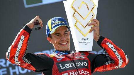 Marc Márquez logró su victoria número 100 en Grandes Premios tras imponerse a Pedro Acosta en un emocionante duelo en Hungría. EFE/ Z. Czegledi.