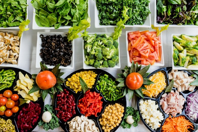Una alimentación equilibrada es clave para mantener niveles adecuados de colesterol. UNSPLASH&nbsp;