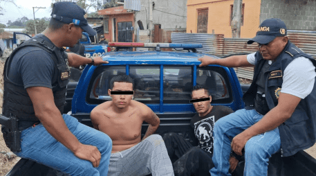 Los capturados fueron identificados como Alexis Emanuel Lemus Pineda y Oseas de Jesús Salvador Parada. X / @PNCdeGuatemala