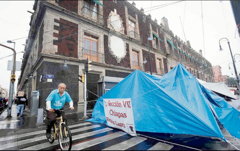 Los maestros de la Coordinadora Nacional mantienen ocupado el entorno del Zócalo de la Ciudad de México. EL UNIVERSAL