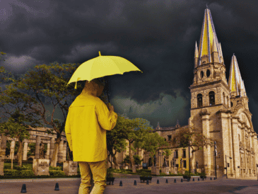 Los pronósticos indican que las precipitaciones más fuertes iniciarán alrededor de las 6:00 de la tarde, extendiéndose de forma intermitente durante la noche. ESPECIAL / CANVA