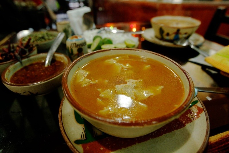 El menudo se sirve humeante, acompañado de cebolla picada, orégano, hojas de hierbabuena, limón y tortillas recién hechas.&nbsp;EL INFORMADOR / ARCHIVO