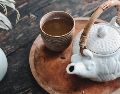 Conoce el té ideal para combatir el dolor de garganta. Expertos revelan cómo el jengibre, la manzanilla y la miel de Manuka son la clave para un alivio inmediato. Unsplash