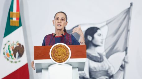 La Presidenta de México, Claudia Sheinbaum, habla durante una rueda de prensa este lunes, en el Palacio Nacional de la Ciudad de México. EFE/S. Gutiérrez