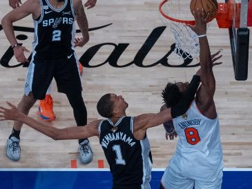 Victor Wembanyama lideró a los Spurs con 32 puntos para vencer a los Knicks y mantenerse con vida en las Finales. EFE/ A. Colmenares.