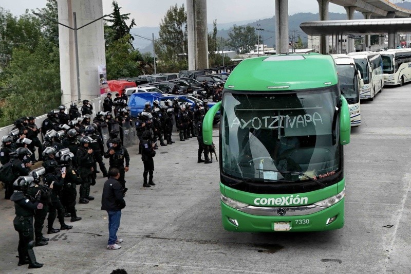 Las unidades provenían de Ayotzinapa, en Guerrero, y fueron retenidas en el puesto de control de Tlalpan. SUN/V. Rosas