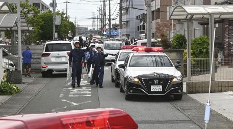 Policía se ve en una zona residencial donde se avistó un oso en Utsunomiya, en el norte de Tokio, el martes 9 de junio de 2026. AP/ Kyodo News