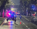 Tras el accidente, el auto compacto quedó como pérdida total y fue retirado por policías viales durante la madrugada. ESPECIAL