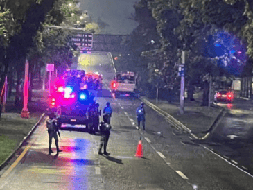 Tras el accidente, el auto compacto quedó como pérdida total y fue retirado por policías viales durante la madrugada. ESPECIAL