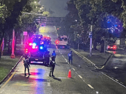 Tras el accidente, el auto compacto quedó como pérdida total y fue retirado por policías viales durante la madrugada. ESPECIAL