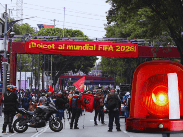 Los uniformados instalaron un dispositivo de seguridad para impedir el paso del contingente que pretendía arribar al Estadio Ciudad de México. SUN / V. Rosas