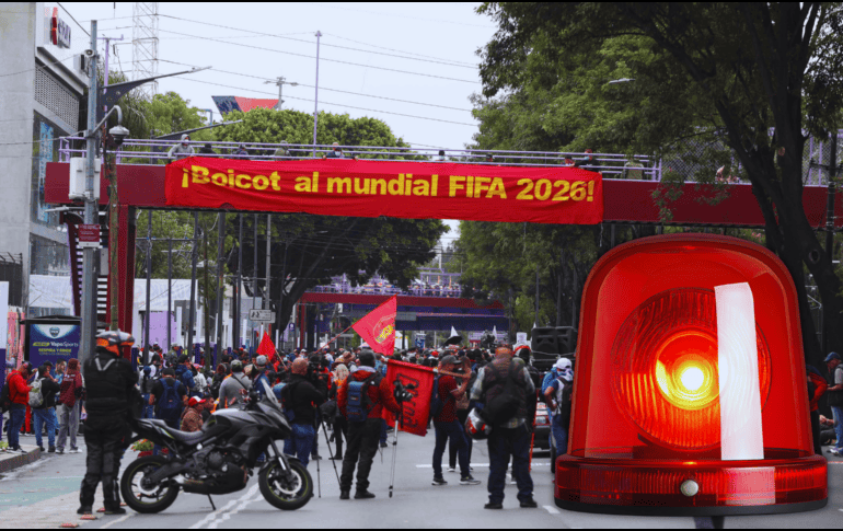 Los uniformados instalaron un dispositivo de seguridad para impedir el paso del contingente que pretendía arribar al Estadio Ciudad de México. SUN / V. Rosas