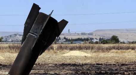 Restos de un misil balístico iraní que impactó en un campo agrícola cerca de la ciudad de Najha, en la zona rural de Damasco, Siria. EFE/M. Al Rifai