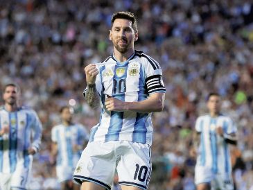 Lionel Messi marcó un gol desde los once pasos en su regreso a las canchas luego de una sobrecarga muscular. EFE