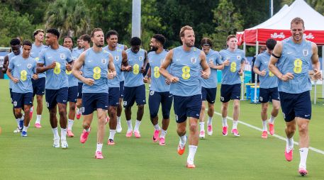 Harry Kane encabeza el entrenamiento de Inglaterra. El duelo con Costa Rica exigirá adaptación física debido a las altas temperaturas en Florida. EFE/C. Herrera