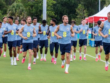 Harry Kane encabeza el entrenamiento de Inglaterra. El duelo con Costa Rica exigirá adaptación física debido a las altas temperaturas en Florida. EFE/C. Herrera