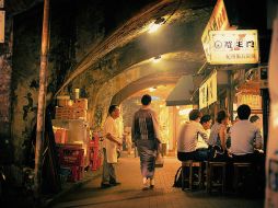 Imagen capturada por Nov O-ishi de una izakaya, un pub tradicional en Tokio. CORTESÍA