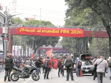 Los integrantes de la Coordinadora marcharon sobre la Calzada de Tlalpan en la Ciudad de México. EL UNIVERSAL