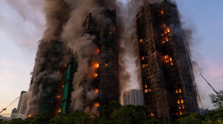El humo se eleva de un incendio en el complejo residencial de Wang Fuk Court, en el distrito de Tai Po en los Nuevos Territorios de Hong Kong, el 26 de noviembre de 2025. (AP/C. Long Hei