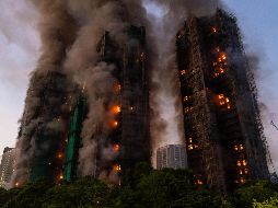 El humo se eleva de un incendio en el complejo residencial de Wang Fuk Court, en el distrito de Tai Po en los Nuevos Territorios de Hong Kong, el 26 de noviembre de 2025. (AP/C. Long Hei
