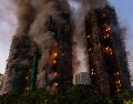 El humo se eleva de un incendio en el complejo residencial de Wang Fuk Court, en el distrito de Tai Po en los Nuevos Territorios de Hong Kong, el 26 de noviembre de 2025. (AP/C. Long Hei