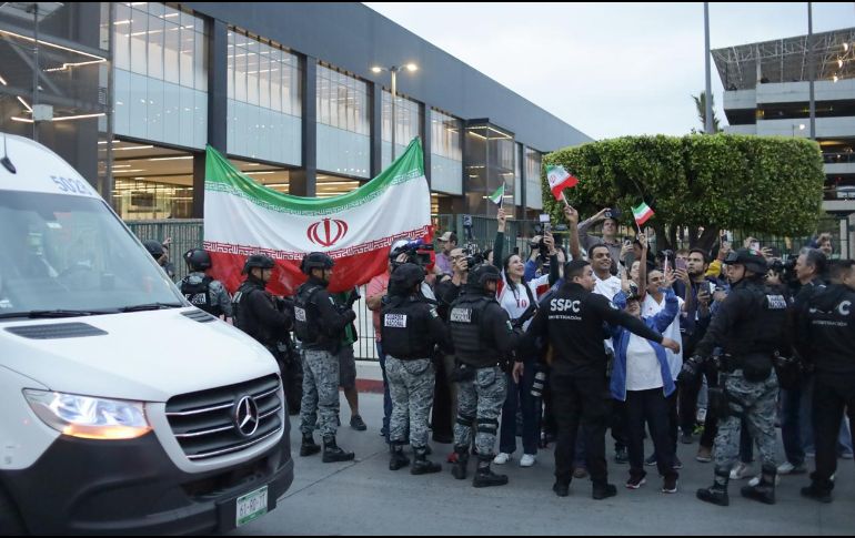 Aficionados reaccionan durante la llegada de la selección de Irán al Aeropuerto Internacional de Tijuana. EFE/J. Terríquez