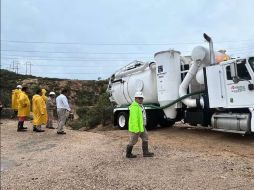 Varios videos en redes sociales demostraron cómo el agua de las lluvias recientes arrastraba el combustóleo por las calles. SUN/ESPECIAL