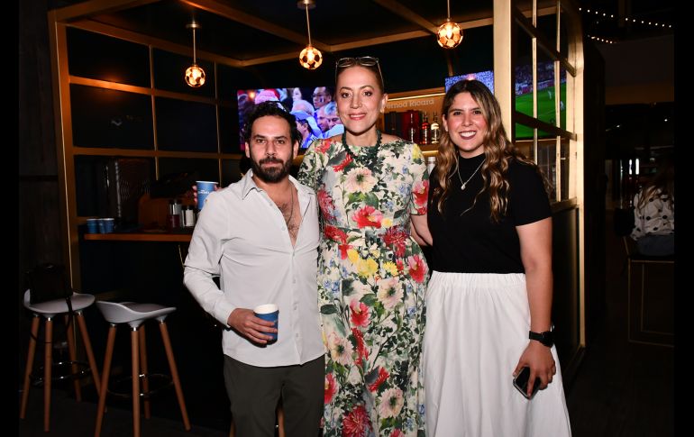 Edgar González, Paulina Hernández y Mariana Rubio. GENTE BIEN JALISCO/ Marifer Rached
