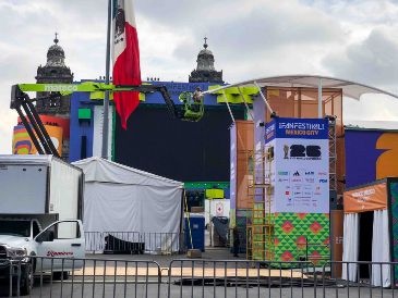 Aspectos del FIFA Fan Fest en la plancha del Zócalo capitalino en donde todavía se observan trabajos de instalación por parte de los organizadores. SUN/D. Sánchez