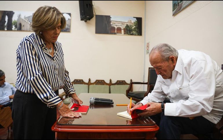 Carlos Enrigue presentó La Carta, una novela inspirada en un documento real que revela la denuncia de una mujer que temía ser asesinada por su esposo en el sur de Jalisco. EL INFORMADOR/ J. ACOSTA.