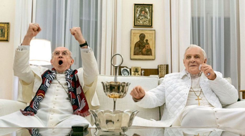 En Los dos Papas, la pasión por el futbol une a Francisco y Benedicto XVI, quienes comparten un emotivo momento juntos. ESPECIAL/NETFLIX