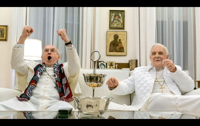 En Los dos Papas, la pasión por el futbol une a Francisco y Benedicto XVI, quienes comparten un emotivo momento juntos. ESPECIAL/NETFLIX