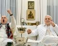 En Los dos Papas, la pasión por el futbol une a Francisco y Benedicto XVI, quienes comparten un emotivo momento juntos. ESPECIAL/NETFLIX