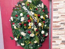 La ofrenda floral tenía un listón en el que se leía el apellido de la diputada. ESPECIAL