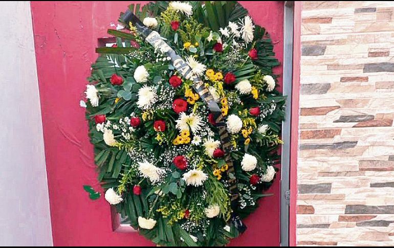 La ofrenda floral tenía un listón en el que se leía el apellido de la diputada. ESPECIAL
